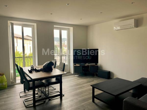 Deux immeubles  rénovés  le 1 er Commerce sur 3 niveaux   et le second immeuble composé d'un F2 et Duplex rénovés et  loué belle rentabilité