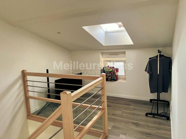 Deux immeubles  rénovés  le 1 er Commerce sur 3 niveaux   et le second immeuble composé d'un F2 et Duplex rénovés et  loué belle rentabilité