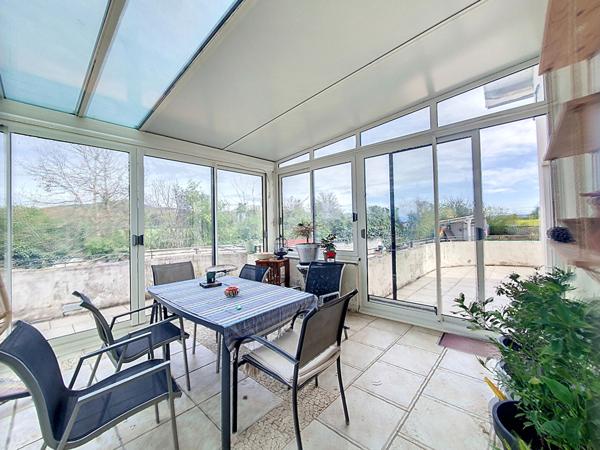 Chamagnieu : Vaste maison familiale de plus de 180 m² habitables et 400 m² au sol ; 4 chambres sur Chamagnieu sur terrain de 1868 m² avec piscine