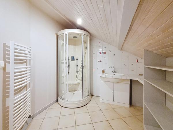 Chamagnieu : Vaste maison familiale de plus de 180 m² habitables et 400 m² au sol ; 4 chambres sur Chamagnieu sur terrain de 1868 m² avec piscine