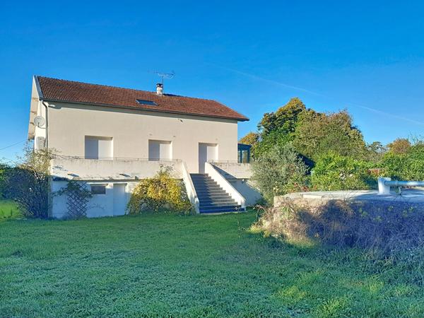 Chamagnieu : Vaste maison familiale de plus de 180 m² habitables et 400 m² au sol ; 4 chambres sur Chamagnieu sur terrain de 1868 m² avec piscine