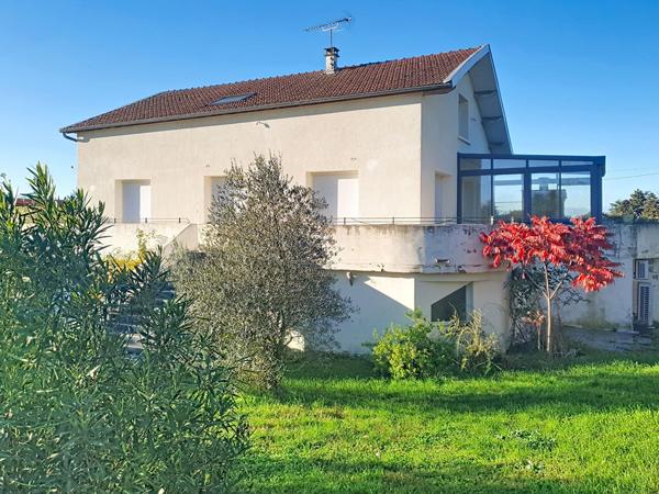 Chamagnieu : Vaste maison familiale de plus de 180 m² habitables et 400 m² au sol ; 4 chambres sur Chamagnieu sur terrain de 1868 m² avec piscine