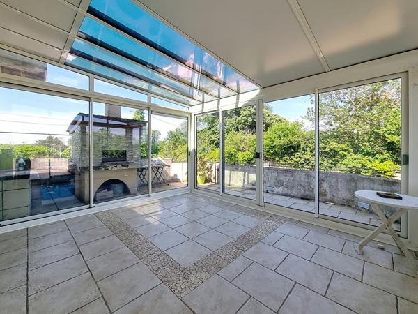 Chamagnieu : Vaste maison familiale de plus de 180 m² habitables et 400 m² au sol ; 4 chambres sur Chamagnieu sur terrain de 1868 m² avec piscine