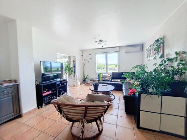 Chamagnieu : Vaste maison familiale de plus de 180 m² habitables et 400 m² au sol ; 4 chambres sur Chamagnieu sur terrain de 1868 m² avec piscine