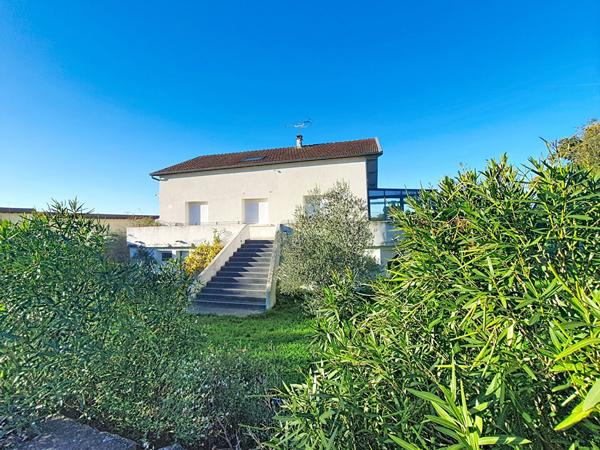 Chamagnieu : Vaste maison familiale de plus de 180 m² habitables et 400 m² au sol ; 4 chambres sur Chamagnieu sur terrain de 1868 m² avec piscine