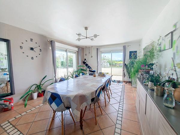 Chamagnieu : Vaste maison familiale de plus de 180 m² habitables et 400 m² au sol ; 4 chambres sur Chamagnieu sur terrain de 1868 m² avec piscine