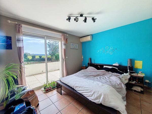 Chamagnieu : Vaste maison familiale de plus de 180 m² habitables et 400 m² au sol ; 4 chambres sur Chamagnieu sur terrain de 1868 m² avec piscine