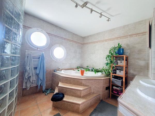 Chamagnieu : Vaste maison familiale de plus de 180 m² habitables et 400 m² au sol ; 4 chambres sur Chamagnieu sur terrain de 1868 m² avec piscine