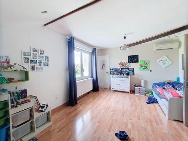 Chamagnieu : Vaste maison familiale de plus de 180 m² habitables et 400 m² au sol ; 4 chambres sur Chamagnieu sur terrain de 1868 m² avec piscine