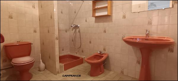 DIGNE-LES-BAINS 04000 A VENDRE Maison traditionnelle avec 2 appartements, terrain plat et clos, garage et cave