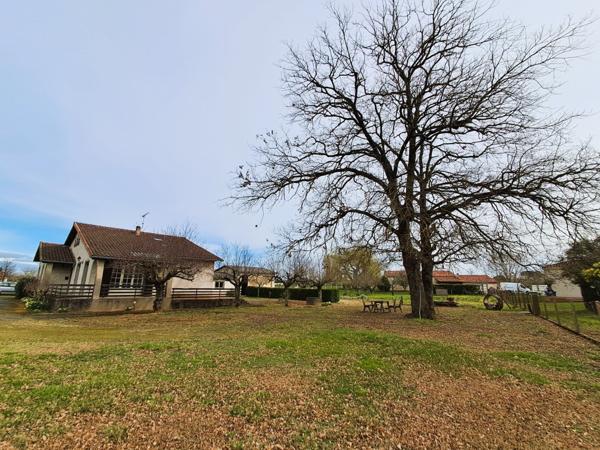 GAILLAC SUD- Maison en demi- niveau avec grand terrain plat cloturé et garages - hangars