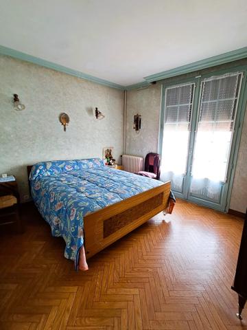 GAILLAC SUD- Maison en demi- niveau avec grand terrain plat cloturé et garages - hangars