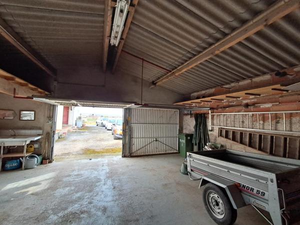 GAILLAC SUD- Maison en demi- niveau avec grand terrain plat cloturé et garages - hangars