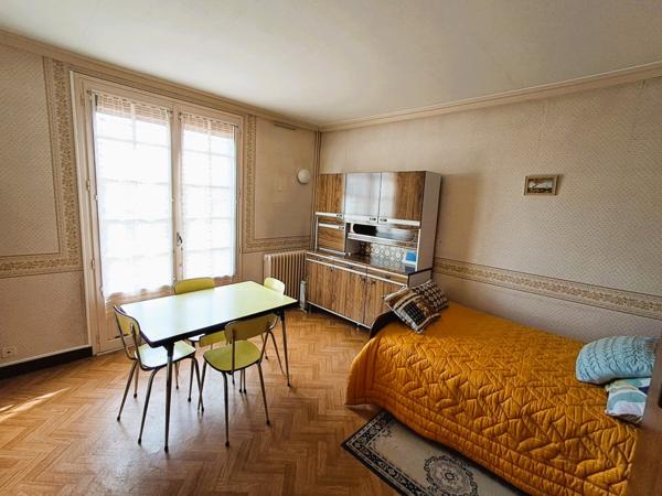 GAILLAC SUD- Maison en demi- niveau avec grand terrain plat cloturé et garages - hangars