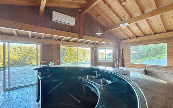 Maison à vendre    8 pièces •  Urcuit