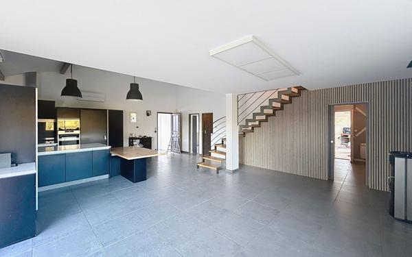 Maison à vendre    8 pièces •  Urcuit