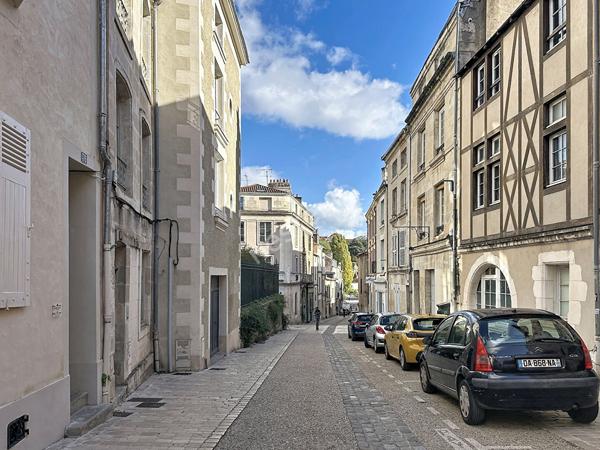 POITIERS ? APPARTEMENT 2 PIÈCES À DEUX PAS DU MARCHÉ NOTRE-DAME ? IDÉAL PREMIER ACHAT OU INVESTISSEMENT !