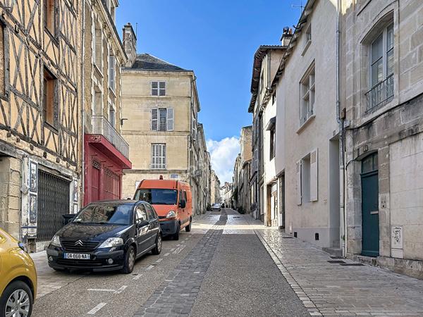 POITIERS ? APPARTEMENT 2 PIÈCES À DEUX PAS DU MARCHÉ NOTRE-DAME ? IDÉAL PREMIER ACHAT OU INVESTISSEMENT !