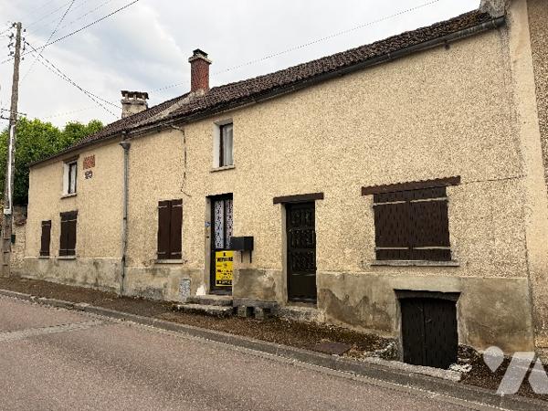 MUSSY SUR SEINE - Maison de ville à rénover, petite dépendance.