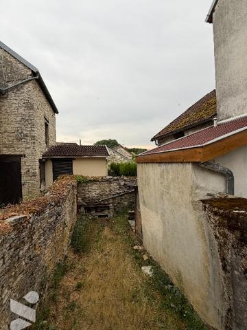 MUSSY SUR SEINE - Maison de ville à rénover, petite dépendance.