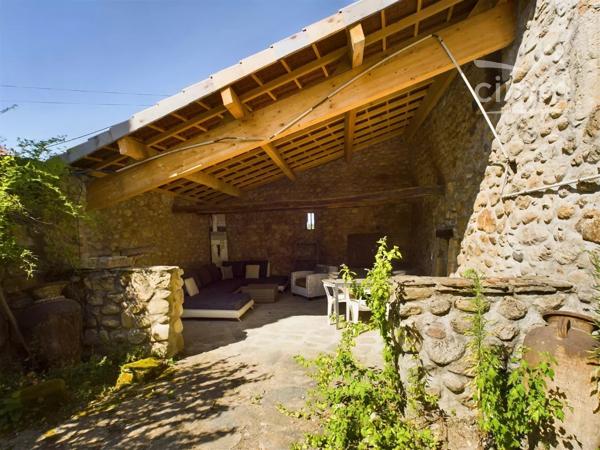 Beau Mas Ardéchois traditionnel rénové récemment, comprenant deux logements et des gîtes / chambres d’hôtes.