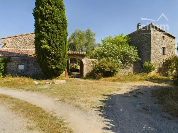 Beau Mas Ardéchois traditionnel rénové récemment, comprenant deux logements et des gîtes / chambres d’hôtes.