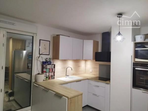 A vendre Appartement lumineux au dernier étage dans une résidence récente en centre ville de Rosny sur Seine
