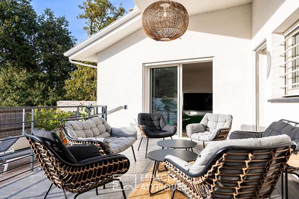 Villa contemporaine suspendue en lisière de forêt