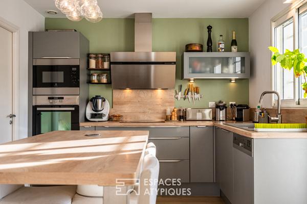 Villa contemporaine suspendue en lisière de forêt