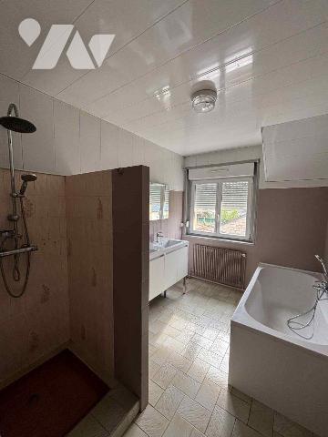 Nouveau mandat, maison de village  située sur la commune de LE CHESNE comprenant:

- au rez-d...