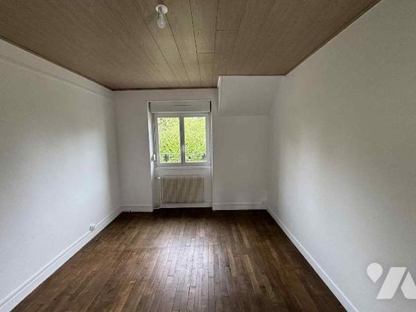 Nouveau mandat, maison de village  située sur la commune de LE CHESNE comprenant:

- au rez-d...