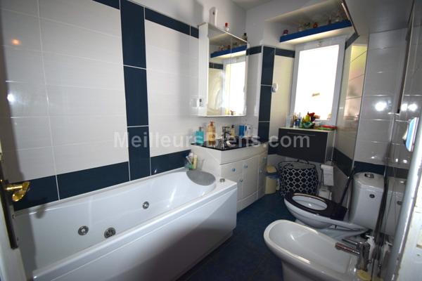 LAVAL - Maison de ville 4 chambres avec garage et terrain d'environ 700m2