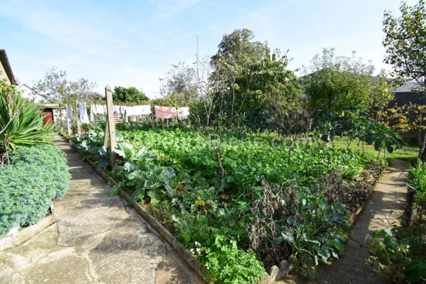 LAVAL - Maison de ville 4 chambres avec garage et terrain d'environ 700m2