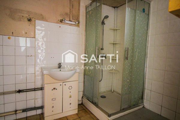 Maison à réinventer avec trois garages sur un terrain de 6 498 m2