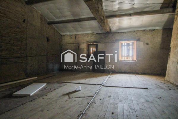 Maison à réinventer avec trois garages sur un terrain de 6 498 m2