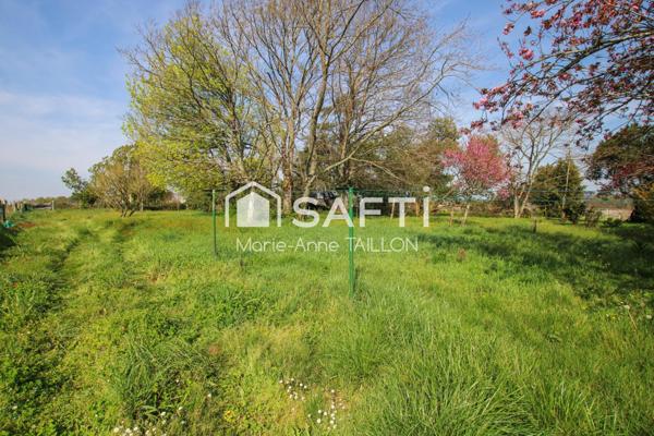 Maison à réinventer avec trois garages sur un terrain de 6 498 m2