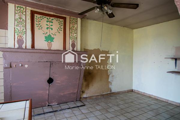 Maison à réinventer avec trois garages sur un terrain de 6 498 m2