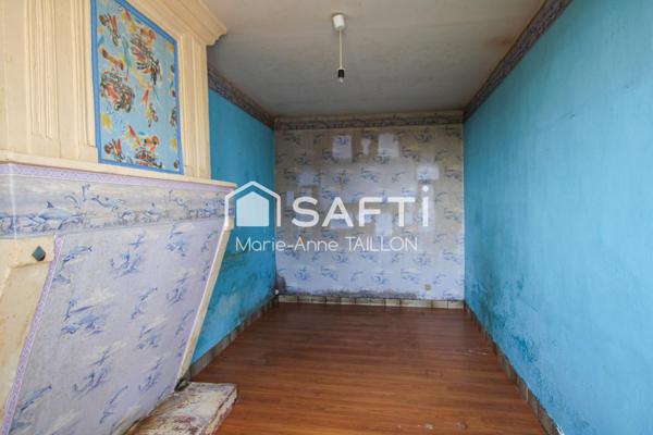 Maison à réinventer avec trois garages sur un terrain de 6 498 m2