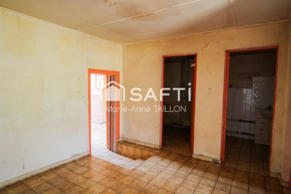 Maison à réinventer avec trois garages sur un terrain de 6 498 m2