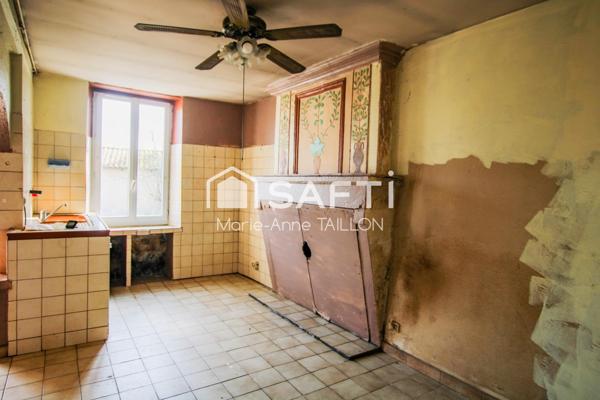 Maison à réinventer avec trois garages sur un terrain de 6 498 m2