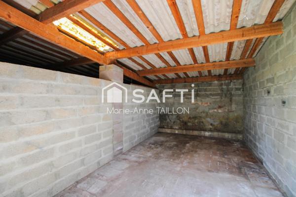 Maison à réinventer avec trois garages sur un terrain de 6 498 m2