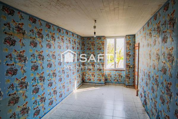 Maison à réinventer avec trois garages sur un terrain de 6 498 m2