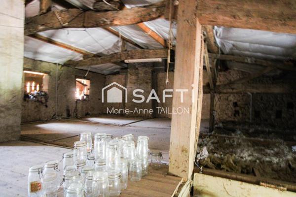 Maison à réinventer avec trois garages sur un terrain de 6 498 m2