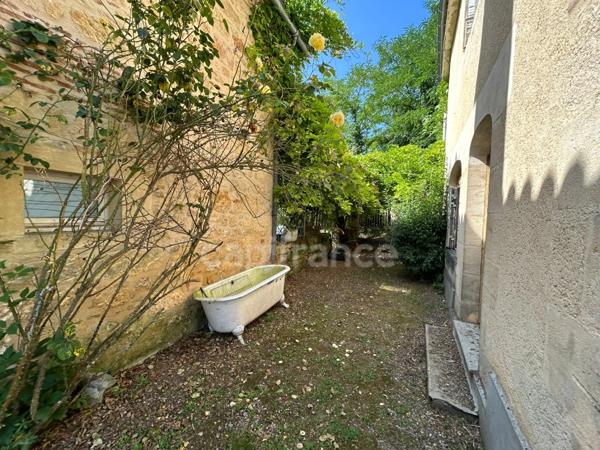 Maison à vendre 17 pièces SAINT CYPRIEN (24) environ 7446m² de terrain