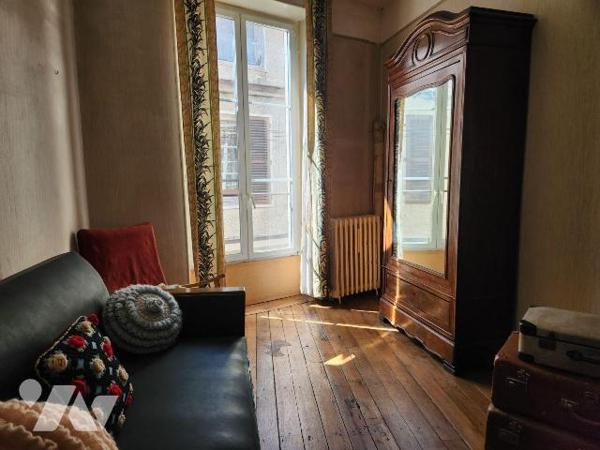 A vendre à Bar-sur-Aube, à proximité de l'église fraichement rénovée de Saint Maclou, à quelque...