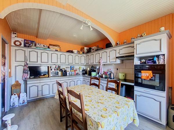 A vendre, maison de ville de 96m2, deux chambres, en centre-ville de Château-Gontier-sur-Mayenne