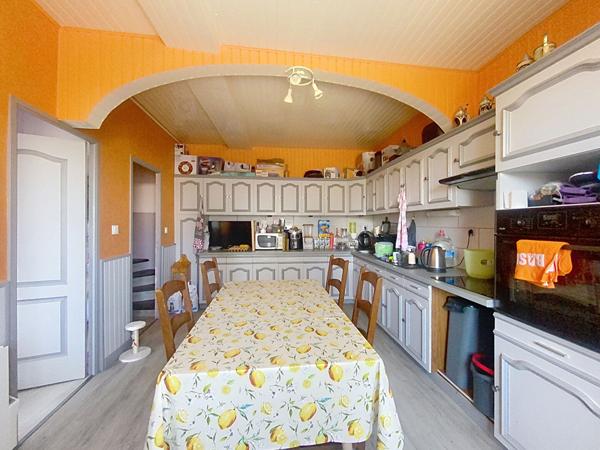 A vendre, maison de ville de 96m2, deux chambres, en centre-ville de Château-Gontier-sur-Mayenne