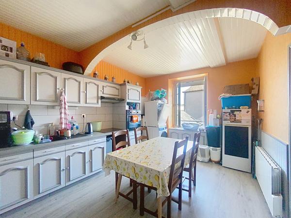 A vendre, maison de ville de 96m2, deux chambres, en centre-ville de Château-Gontier-sur-Mayenne