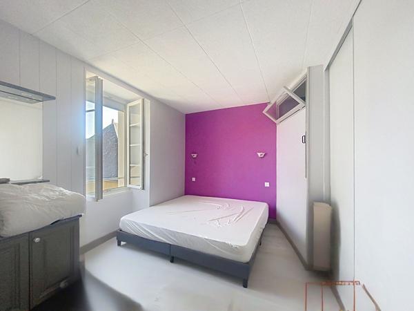 A vendre, maison de ville de 96m2, deux chambres, en centre-ville de Château-Gontier-sur-Mayenne