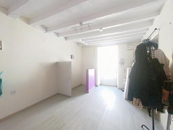 A vendre, maison de ville de 96m2, deux chambres, en centre-ville de Château-Gontier-sur-Mayenne
